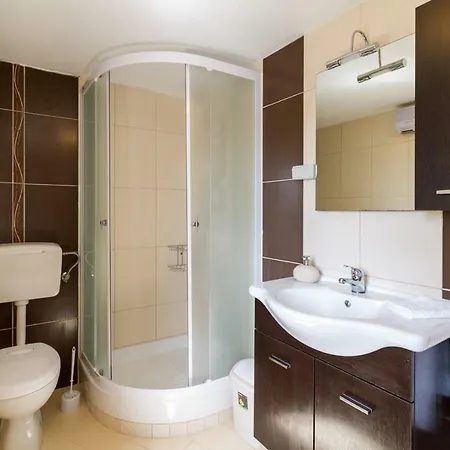 בית נופש Lovely House With A Pool And Garden *