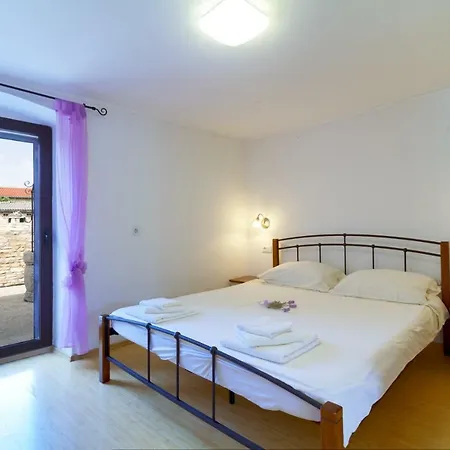 בית נופש Lovely House With A Pool And Garden *