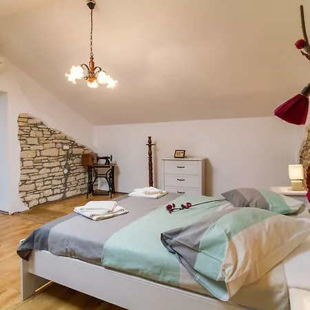 בית נופש Lovely House With A Pool And Garden *
